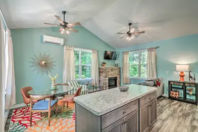 Image de 16 Mi to Ski Slopes! Creekside Poconos Cottage