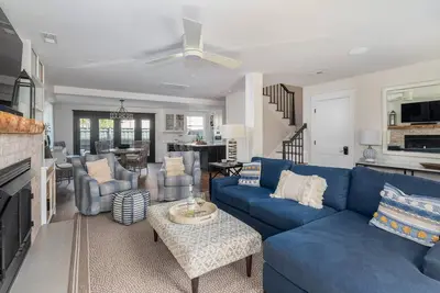 Image de Elegant Townhouse + Historic Downtown + Private Patio and Parking