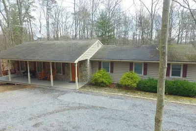 Image de Cozy Cabin in the Woods, with a wood Fireplace, hiking, outdoor Kids Play Set!