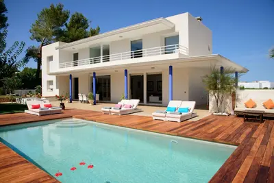 Image de Villa à quelques pas de la baie de San Antonio et de la plage