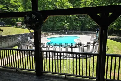 Whispering Pines - Enclosed Hot Tub/Gas Fireplace/Secluded/Sleeps 5