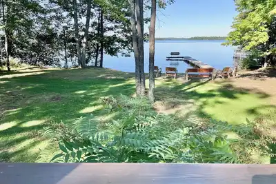 Image de Lake front Log Home, 2 bedrooms with a private beach!