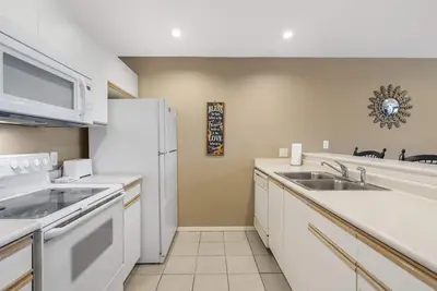 Image de King Bedroom Walk-in Golf Condo with Sunroom and Jetted Tub