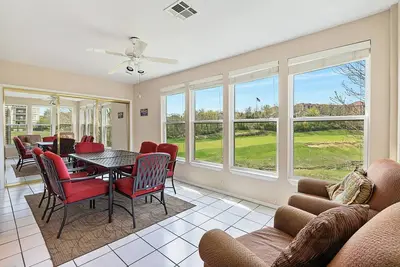 Image de 2 Bedroom, 2 Bath Walk-in Golf Condo featuring Whirlpool Tub & Sunroom with Course View