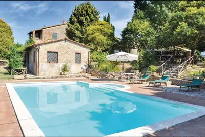 Image de Stately And Comfortable Farmhouse