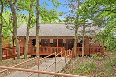 Image de Snuggle-up in a Cabin for Two - Fireplace & Jacuzzi Tub - Minutes from Shows!