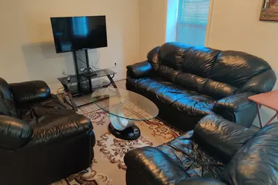 Image de A spacious furnished 1bdr basement apartment.