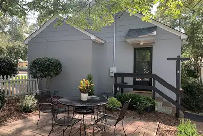 Image de Charming Downtown Cottage
