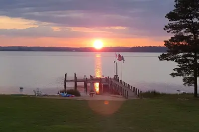 Image de Locust Lodge is the perfect river place for your family and friends to gather.