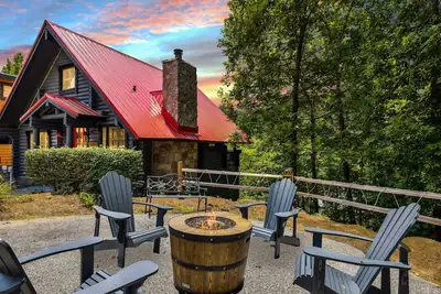 Image de Bearless Whisper, a Beautiful Romantic Cabin Located Under a Mile from Soaky Mountain Water Park! !