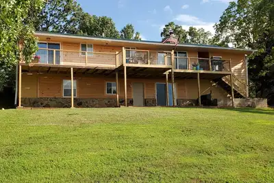 Image de Relaxing Family-Friendly Cabin with Sprawling Deck & Fun-filled Game Room