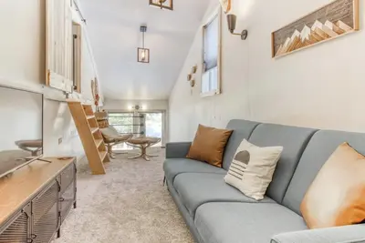 Newly Renovated Crashpad just 15 minutes from Stevens Pass resort!