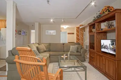 Image de Leatherbark - 202a 2 Br Condo Spacious Living Room