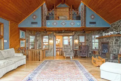 Image de North Westridge 139  This amazing 6 bedroom home can accommodate 26 people