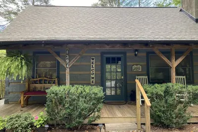 Image de Cozy cabin on Howard's Creek! Near Skiing/Snow Tubing/Asu/Hiking/Breweries/Wine!