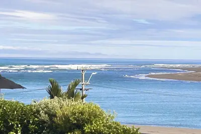 Image de Raglan Beach House, Stunning Ocean and Harbour views out at  Ocean Beach