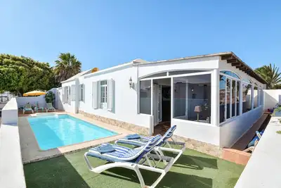 Image de Villa \"Rústica\" près de la plage avec vue sur la mer et les montagnes, piscine et terrasses