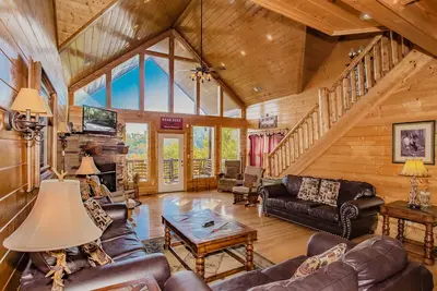 Image de Mountain Shadow Lodge: Views, S/Secluded, Spacious, Game Room, Movie Room, near Attractions!