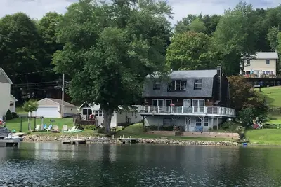 Image de 3 Bedroom Lakefront Home with Hot Tub & Fireplace
