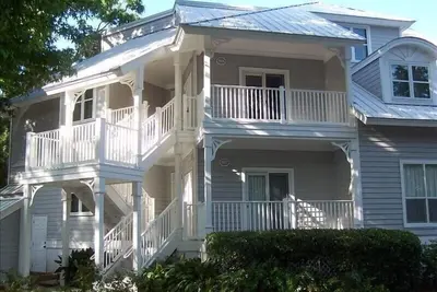 Image de Villa de charme à distance de marche facile de la plage.