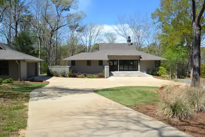Image de On Lake Tuscaloosa with Covered Dock - 3 King beds 3 1/2 bath Plus Bunk Room