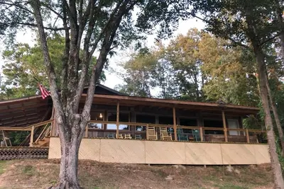 Image de Cabin with 40 ft porch overlooking a pond.