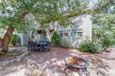 Image de Family-friendly getaway near beaches w\/ a full kitchen & large back yard