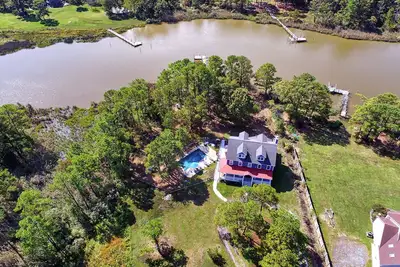 Image de Gorgeous, Waterfront Home -- Perfect for Families and Large Groups -- Lots to Do