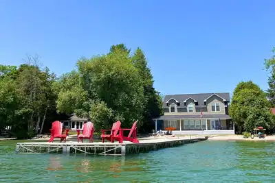 Image de Shallow Beach Lakefront Cottage perfect with Kayak, Firepit, Bbq + Playground