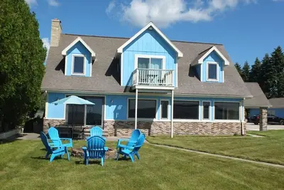 Image de The Life Aquatic - Gorgeous Lakefront Home with Kayaks Included!