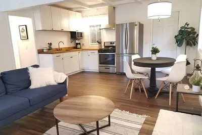 Image de Modern Cabin - Walk to town and the Lake!