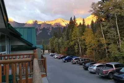 Image de ❤ Modern Rustic 2br 2bth Mountain Chalet close to Banff