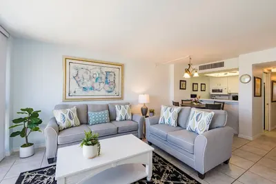 Image de Charming 1/1 condo at Palm Bay Club in Sarasota, with stunning east views.