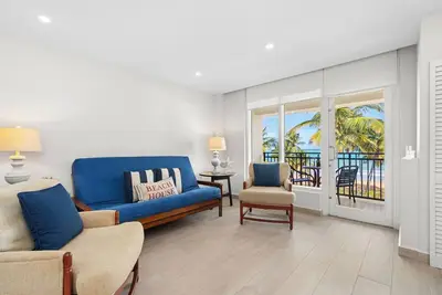 Image de Beach Front Resort Villa ( 1 bedroom, sleeps 4) closest to hotel Ov3