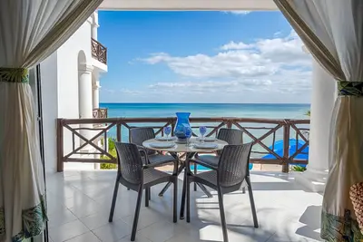 Image de Oceanfront Condo with Artful Décor, Pool & Balconies