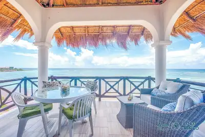 Penthouse suite with incredible view located on Half Moon Bay
