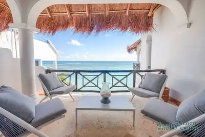 Enjoy penthouse view in this upscale condo!