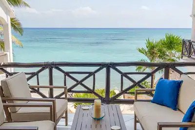Centrally located with Caribbean view! Swimming pool, WiFi and Ac.