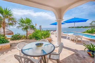 Upscale ground level condo, Ac, WiFi and swimming pool!
