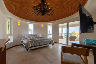Image de 4 Br w/ Pool in Punta Sur