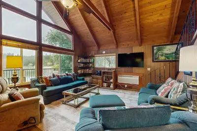 Image de Charming lakeside cabin with private beach, mountain views, and wood stove