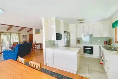 Image de Ashgrove is a lovely, older style, 4 bedroom holiday home only minutes walk to Blenheim Beach.