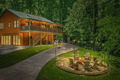 Image de 3 mi to park - Spacious Yard - Privacy - Gameroom - Fire pit - Hot Tub