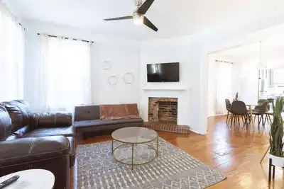 Pet-friendly w/ Back-yard ★ Near everything the Starland District has to offer!
