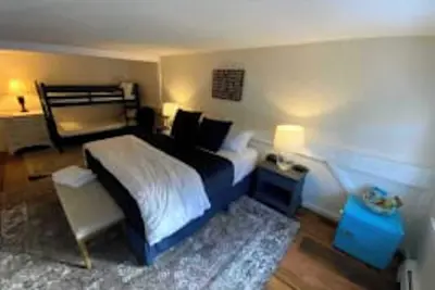 Image de King with Bunk Bed- 2nd floor in Historic Inn
