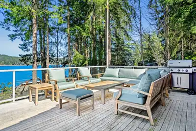 Image de Dog-Friendly Home with Canal Views, Game Room, Furnished Deck, Hot Tub & Patio
