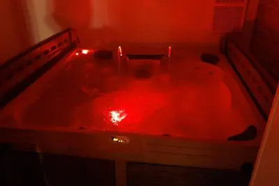 Image de Affordable Apartment & Indoor Private Hot Tub