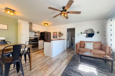 Image de Charming 1br Downtown Apt | Newly Remodeled | Walk to Restaurants, Shops & Parks!