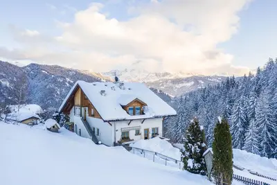 Image de Appartement de vacances B dans la maison Belodei avec vue sur les montagnes et Wi-Fi