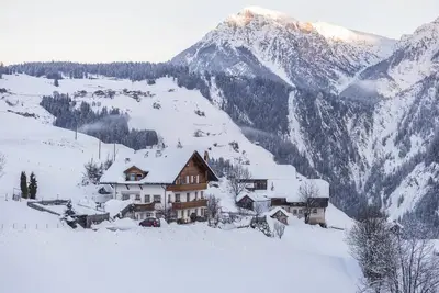 Image de Appartement de vacances A dans la maison Belodei avec vue sur les montagnes et Wi-Fi